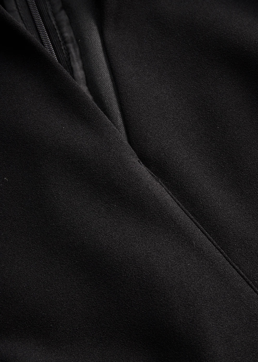 Naomi | Vestido negro refinado con cinturón